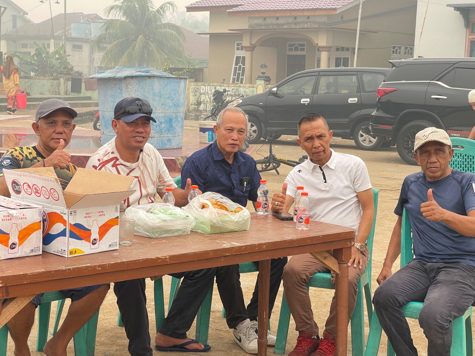 Krisis Air Bersih Melanda Kalbar, Kawan Satar Salurkan 16.000 Liter Air ke Banjar Serasan